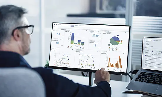 Compliance-Manager überwacht Kundenkommunikation mit ASC Recording Insights und nutzt Dashboards für Compliance-Monitoring und Qualitätsanalyse