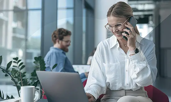 Finanzberaterin führt ein Beratungsgespräch im Büro und nutzt mobile Aufzeichnungsmöglichkeit von ASC