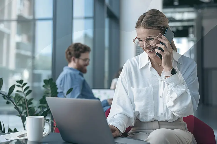 Finanzberaterin führt ein Beratungsgespräch im Büro und nutzt mobile Aufzeichnungsmöglichkeit von ASC
