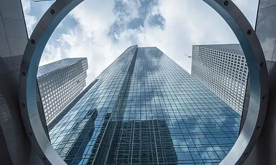 Blick durch runden Ausschnitt auf moderne Hochhäuser